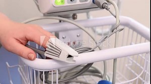 pulse oximeter with blood pressure measurement function close-up measuring saturation of an overweight patient. medical vital signs monitor female hand and finger close-up. Diabetes diagnostics vídeo de Stock