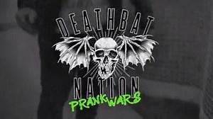 59 reactions | PRANK WARS: A Trollagem entre os integrantes do Avenged Sevenfold não acabou! A banda já informou que semana que vem tem mais. Para saber onde assistir e ver todas da trollagens anteriores, acesse: https://goo.gl/eFqpz3 #DeathBatNation #AvengedSevenfold #A7X #PrankWars | Avenged Sevenfold Brasil | Facebook