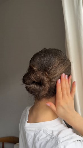 Den intet mindre end perfekte knold, som sidder hele dagen, ikke trækker i håret – og vigtigst af alt: Virker hver eneste gang 🤝 Husk at sprede den gode hårdag ved at sende videoen videre til en, der vil elske tippet 💌 | Matas