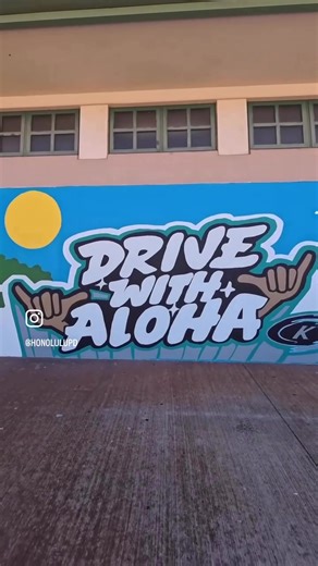 🚦👮‍♂️ Officers from the Traffic Division and District 8 teamed up with Keep It Flowing Media and Kapolei High students to promote driving with aloha. 🌺 Stay tuned for the unveiling of the Drive with Aloha mural! 🎨 #SaferRoadsTogether #DriveWithAloha #SafeEveryMile