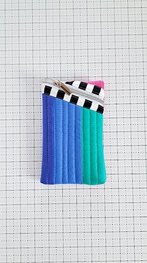 Kristina Brinkerhoff || Modern Sewing and Quilting Patterns on Instagram: "The Hemingway Pouch - 5 Ways in 5 Days! This week I'm sharing five unique variations of the Hemingway Pouch to show how easy it is to change up the look of this versatile pattern. 🥰 Day #5: Use the triangle cut-off to make a tiny Hemingway Pouch! Here, I'm using the cut-off from the XL Hemingway Pouch I shared yesterday to make a small matching pouch. Lay out the triangle piece to decide how much you'd like to cut off. T