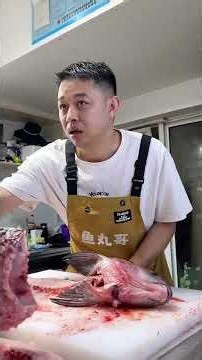 Hành động ấm áp của chú bán cá