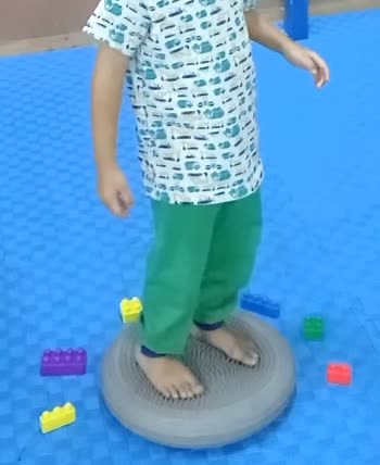 Heavy work or proprioceptive input works wonders to help a child feel ready to focus and tackle new sensory experiences. Did you know more sensory input to the feet can lead to….. - less toe walking - increased attention - incereased comfort with socks/shoes. #therapysessions #occupationaltherapy #eiptangkak #ajspeechot #tangkaktherapycentre #ajspeechoccupationaltherapy #fyp #eipmelaka #speechtherapist #specialneedschildren