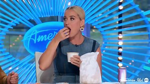 Is Katy Perry's EATING chips and cheese on #americanidol AMAZING or gross? 🤪 | American Idol NOW