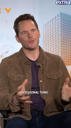 Chris Pratt got a truly *unique* Christmas gift from father-in-law Arnold Schwarzenegger… a massive painting of Arnold as Santa! 🎅😂 So… did it find a place on the wall? 🖼️ | Extra