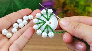 2.2M views · 11K reactions | I made a New Year's gift using a shirt button and white pearls. I got the order. #crochet #knitting | Desing Crochet | Facebook