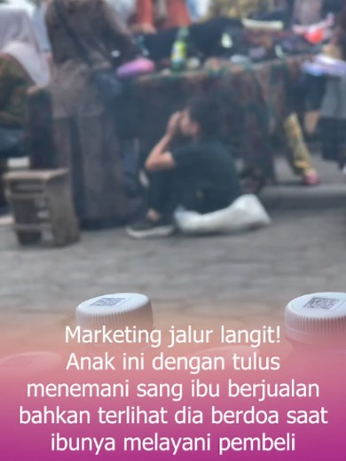Marketing Through the “Sky Route” A wholesome moment is touching hearts online after a child was seen sincerely accompanying his mother while she sold goods to customers. What caught people’s attention most was the moment the child quietly appeared to pray while his mother was serving a buyer, as if hoping her business would go smoothly and bring blessings. The innocent gesture quickly melted hearts, with many netizens calling it the purest form of support a mother could receive. Viewers joked t