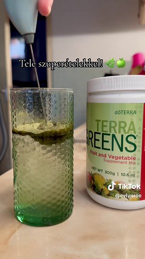 🌿 Miért iszom minden reggel Terra Greens-t? 🌿 Reggelente nehezen eszünk, de a megfelelő tápanyagbevitel így is fontos. A Terra Greens megoldja ezt egy gyors, egyszerű és tápláló ital formájában! ✨ Miért szeretem? ✨ ✅ Pillanatok alatt elkészül – Nincs szükség zöldségek és gyümölcsök pucolására, darabolására. Csak egy pohár víz vagy növényi tej, egy adag Terra Greens, összerázod, és kész is! 🥤 ✅ Tele van szuperételekkel – Spenót, kelkáposzta, búzafű, árpafű, alma, bogyós gyümölcsök és még sok m