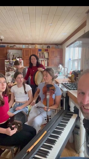 There’s nothing like playing music with my family in the kitchen 🧡 #fiddle #celticmusic #acadian #familymusicians