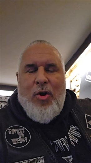 „Wenn sich nichts bewegt, bewegt es sich trotzdem, nur rückwärts.“ Genau das geschieht mit diesem Land. Es steht nicht still, es geht Schritt für Schritt in die falsche Richtung. Nicht, weil es an Potenzial oder engagierten Menschen mangelt, sondern weil die große schweigende Mehrheit dem Zerfall und Niedergang tatenlos zusieht und ihn dadurch weiterhin fördert und vorantreibt. Ein Land zerfällt selten durch einen großen Knall. Es zerfällt leise, durch Gleichgültigkeit, durch Bequemlichkeit und 