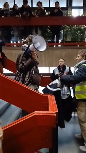 Filozofski fakultet u Novom Sadu je upravo blokiran! Uprava fakulteta “ima vremena do 14h da se pokupi i izađe napolje”, poručili su studenti koji protestuju u znak podrške otpuštenoj profesorki Kleut. | Autonomija!