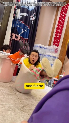 ¡Tres despistados aceptan el reto de sentarse en cubos y terminan atrapados!