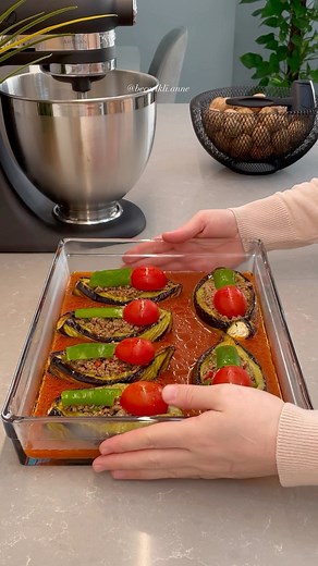 Zarife Gül Kıraç on Instagram: "Selam canlar 🤍 Akşama ne pişireceğine karar veremeyenlere fikir olsun ☺️ . English Recibe 👇🏼 Materials Six small eggplants . For internal mortar 300 g minced meat One onion One capsicum pepper One chili pepper 2-3 cloves of garlic Liquid oil Salt, pepper paprika Red powdered pepper for the sauce 4-5 tablespoons of oil 1 tablespoon of tomato paste Salt and two to three glasses of hot water For the above black pepper Cherry tomato . Oven temperature 180 degrees .