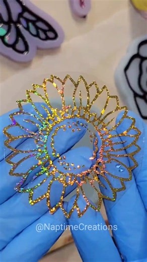 Sunflower pour #epoxywood #resinartist #resincrafting #resincrafts #resinart #resinartwork #epoxy #resincreations #resincharms #epoxyart #resincraft #resinjewelry | Art by Tish