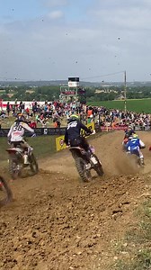 Mathis Valin a mené de bout en bout la première manche Juniors de cette finale de l’elite motocross à Moto-club Iffendic. Derrière Maxime Lucas, Amaury Maindru, Mano Faure et Jules Piètre se sont longtemps battu avant que Lucas ne s’échappe. Piètre a été chercher Maindru en fin de manche pour la troisième place, Manu Faure bouclant le top 5 après une petite chute. | Mx2k