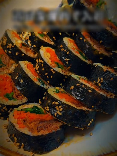 Le secret de ma grand-mère pour un Kimbap au bœuf parfait 🥢 On croit tous que rouler un Kimbap est un jeu d'enfant, mais le vrai secret se cache dans des détails que personne ne vous dit. Entre le riz trop tassé et la viande mal laquée, j'ai mis des années à comprendre pourquoi les miens n'étaient jamais parfaits. Aujourd'hui, je vous livre la méthode exacte pour ne plus jamais vous tromper. 🥗 LA RECETTE COMPLÈTE (Kimbap au Bœuf Coréen) Ingrédients : Base : Feuilles d'algue (Nori), Riz rond (t