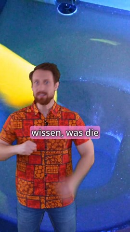 Martin Moder on Instagram: "Es spritzt 💦 ▪︎ Ganzes Video & Quellen auf YouTube: "Stehpinkeln: UV-Licht zeigt unsichtbaren Horror!" Link in Bio. ▪︎ #wissenschaft #science #sciencecommunication #wissenschaftskommunikation #forschung #fun #medizin #gesundheit #gesund #experiment #mega #kloset"