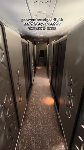 A little tour of the biggest first class suite 🙌🏼 Any guesses on the airline? #firstclass #firstclassflight #firstclasstravel #businessclasstravel #businessclass #singapore #singaporeairlines #firstclassinternational #luxuryflight #luxurytravel #firstclasssuite #inflight