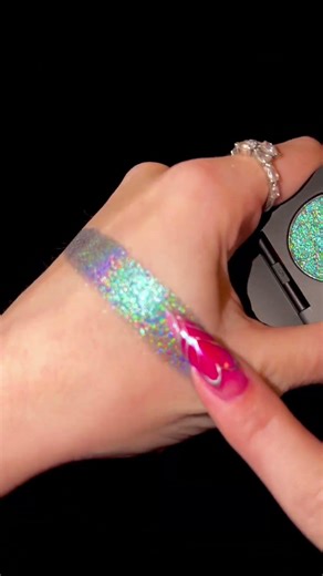 Cyber Light ✨🌈 Holographic eyeshadow with insane color shift & futuristic glow 💫