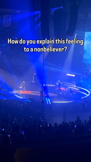 Ten thousand plus people in a room worshipping and praising God. Absolutely beautiful 🙏🏼✨ Brandon Lake | Kayla Heath