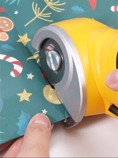 Gliding through wrapping paper #cutting #cuttingtools #Amazonfinds #vloxo #vloxoscissors #usefultools #homegadgets #easycutting #fastcutting #cutters #scissors #papercutting