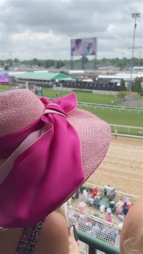A day full of media interviews, walking red carpets, and lots of fun at the derby! Madison and Hanley attended prestigious events such as the Kentucky Oaks and Unbridled Gala in celebration of the #KentuckyDerby! 🐎👒 Dress: Jovani Fashions from Miss Priss Hats: Cam Hats NYC HMU: Marie Fulkerson Makeup Crown Ring: Holly Hardwick Crowns | Miss America