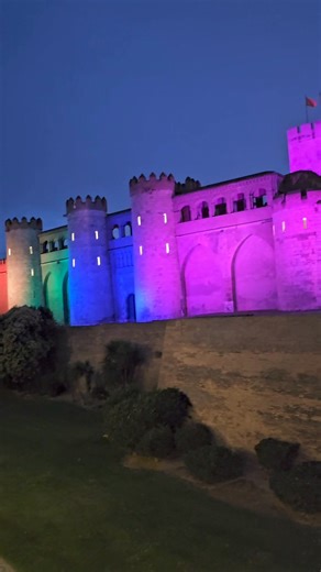 Así lucia anoche el Palacio de la Aljaferia en Zaragoza, color multicolor. 🤗💙❤️💚 | DStyleZgz