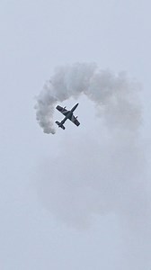Pony 10 performing the ever-impressive Lomcevak manoeuvre at RIAT 2025. Would you like to be in this aircraft during this? 🇮🇹 #freccetricolori #lomcevak #RIAT2025 #2025Review | Turn 'n' Burn