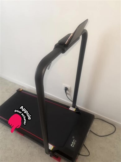 Comprend un support de tablette intégré sur la poignée pour le divertissement pendant l'entraînement Affichage LED et Télécommande: Comprend un écran LED pour suivre le temps, la vitesse, la distance et les calories avec une télécommande pratique pour les ajustements Inclinaison réglable: Offre trois niveaux d'inclinaison allant jusqu'à 15 % pour varier l'intensité de l'entraînement Moteur puissant et silencieux: Équipé d'un moteur haute performance supportant des vitesses allant jusqu'à 10 km/h