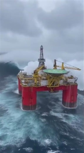 100ft Wave SLAMS Into an Oil Rig 😨🌊 #northsea #ocean #ship #storm #bigwaves #waves #capture