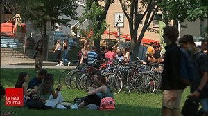 Étudiants et étudiantes reprenaient le chemin du cégep, hier. À Garneau, certains entamaient leur deuxième année d'études collégiale... sans jamais avoir mis le pied dans l'établissement. Pour plusieurs, le retour sur le campus était accueilli avec enthousiasme. | ICI Québec