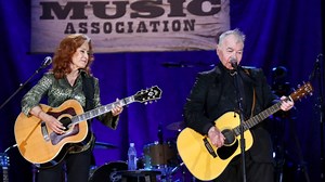 Bonnie Raitt & John Prine Perform ‘Angel From Montgomery’ On ‘Austin City Limits’