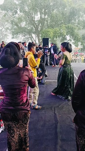 518K views · 6.9K reactions | Cium Niken Salindri❤️Anakku ngefans banget sampai bisa nyium niken salindriLuar biasa Niken salindri hujan-2an dipanggung Purbalingga❤️ Ira Wati Niken Salindry #reels #fyp | Katirah Oke | Facebook