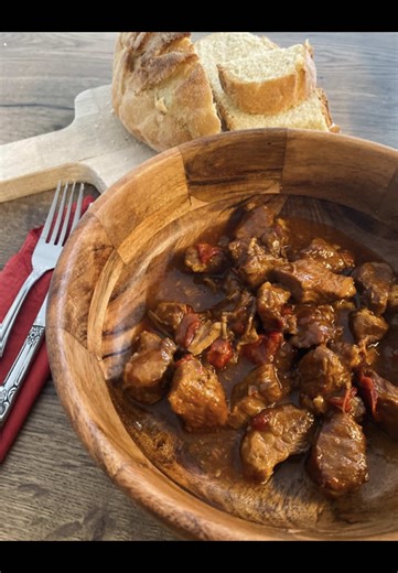 Ένας μοναδικός γλυκόξινος μεζές.. 🍽️ Χοιρινό με Βαλσάμικο, Μέλι & Πιπεριά Φλωρίνης 4 μερίδες | Κόστος: 2,20€/μερίδα Υλικά: 1 κιλό χοιρινή σπάλα σε μικρές μπουκιές 50 γρ. ελαιόλαδο αλάτι, πιπέρι 1 μικρό κρεμμύδι ψιλοκομμένο 2 πιπεριές φλωρίνης 1/2 κ.γ. σκόνη σκόρδο ή 1 σκελίδα τριμμένη 1 1/2 κ.σ. πελτέ ντομάτας 60 γρ. κρασί 80 γρ. ξίδι βαλσάμικο 1 μεγάλη κουταλιά μέλι 400 ml. νερό 1 κ.γ. θυμάρι 1 μικρό κ.γ. κορν φλάουρ Εκτέλεση: Ζεσταίνουμε μια φαρδιά ρηχή κατσαρόλα ή τηγάνι και ρίχνουμε το ελαι