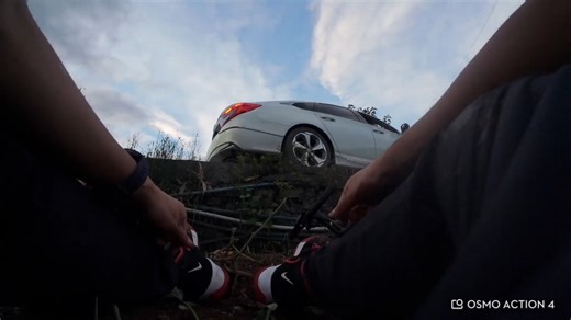 Bicycle rider loses control on narrow road in Hubei, China