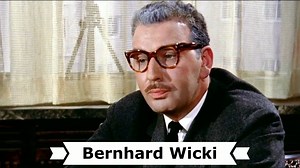 Heute ist der 22. Todestag des Schweizer Schauspielers und Filmregisseurs † Bernhard Wicki (* 28. Oktober 1919 in St. Pölten, Niederösterreich; † 5. Januar 2000 in München). Bernhard Wickis Vater war ein Schweizer Ingenieur und Teilhaber einer Maschinenfabrik, seine Mutter eine Österreicherin mit ungarischen Vorfahren. In seiner Schulzeit am Köthener Gymnasium wurde er mit 13 Jahren Mitglied der Deutschen Jungenschaft 1/11, einer kommunistischen Gruppe innerhalb der Bündischen Jugend. Nach dem A