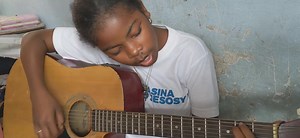 27K views · 1.6K reactions | Mba manandrana kely ndray aloha tsy hay na ho tafavoka ihany ✊ Bonne fin de semaine de bisous be daholo ❤️ | Lova Renée | Facebook