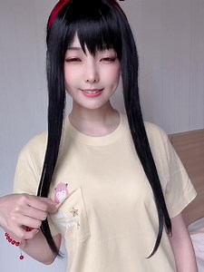 Yor with Anya T-shirt and that smile…. 𓁹‿𓁹 一定要穿一下女兒的T-shirt 然後那個表情一下～嘿嘿𓁹‿𓁹 | Ely Cosplay