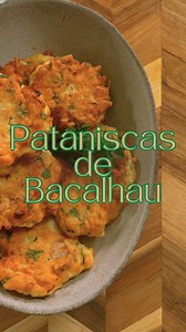 Pataniscas de bacalhau ❤️ crocantes por fora, fofinhas por dentro. Combinam com muita coisa, mas eu quero saber: com o que é que tu as comes? 👀 Ingredientes: 2 ovos 200 gr de bacalhau cozido e desfiado 1 cebola grande 3 c. de sopa de farinha de trigo 1 c. de café de fermento em pó salsa q.b. pimenta q.b. sal q.b. Conta aí nos comentários 👇 que no próximo post vem a companhia clássica… #pataniscas #bacalhau #comidaportuguesa #receitasportuguesas #foodlovers #petiscos #gastronomiaportuguesa #rec