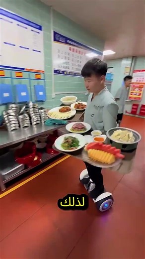 هل تصدق؟ نُدُل في الصين يقدّمون الطعام وهم يطيرون على Hoverboard! 😱