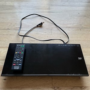 Sony BDP-S590 3D Blu-ray / DVD Player and Remote