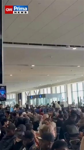 Letecké společnosti ruší lety na Blízký východ a do oblasti Perského zálivu po dnešním americko-izraelském útoku na Teherán a další íránská města a po íránských odvetných úderech proti Izraeli a americkým vojenským základnám v oblasti. Mezinárodní letiště v Dubaji, které je nejrušnějším letištěm na světě, uzavřelo provoz. | CNN Prima NEWS