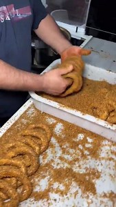 El simit o rosquilla es pan con semillas de sésamo, elaborado en Estambul desde 1525. | Estambul