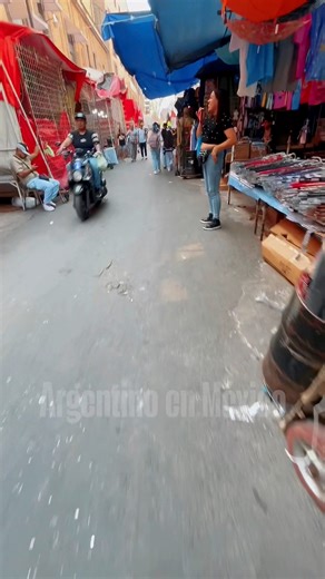 Tepito es un barrio emblemático en la Alcaldía Cuauhtémoc de la Ciudad de México, conocido como "El Barrio Bravo" por su historia de resistencia, comercio informal vibrante (el famoso tianguis) y desafíos sociales como la delincuencia, pero también como cuna de talentos (boxeadores, artistas) y fuerte identidad cultural, con raíces en el náhuatl ("templo pequeño"), tradiciones como el culto a la Santa Muerte, y una vida comunitaria arraigada en sus vecindades y el espíritu emprendedor de sus hab
