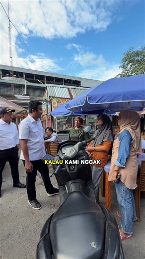 Kalau harus memilih, rela nggak kita sedikit tidak nyaman sedikit hari ini demi GOR Agus Salim yang jauh lebih megah nanti? Renovasi memang tidak pernah mudah. Selalu ada konsekuensi, termasuk sebagian pedagang yang harus direlokasi sementara. Atas nama Pemerintah Provinsi Sumatera Barat, kami mohon maaf atas ketidaknyamanan ini. Alhamdulillah, mayoritas pedagang sudah mendapatkan lokasi sementara, dan kami tidak tinggal diam begitu saja, kami akan terus berupaya membantu menyediakan fasilitas y