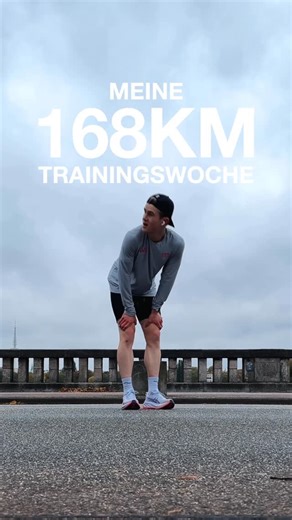 Johannes Barisch | Marathonläufer | Coach on Instagram: "Better to be consistently good than occasionally great🤫 Trainingswoche 11 - 2:30 Valencia Marathon Prep✅ Gesamt: 168km, 2 Gym-Sessions. Recap: 🏃‍♂️ Mo: 20km easy 🔥 Di: Double Threshold Session (10km LT1, 6 x 1600m LT2) 🏃‍♂️ Mi: 17km easy + Strides, Gym ⚡️ Do: Marathon Pace Session (2 x 8km @ MP) 🏃‍♂️ Fr: 17km easy 🚀 Sa: 36km Long Run w/. 12km Fast Finish @ MP 🏃‍♂️ So: 12km easy + Strides, Core 👉 Weitere solide Trainingswoche abgesc