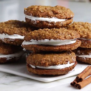 Homemade Oatmeal Cream Pies will bring you right back to childhood! 😋 | Pintrest