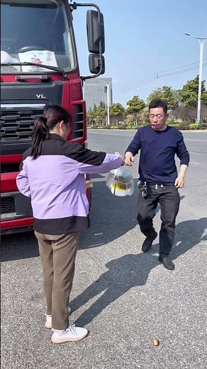 老公说这一趟跑得还可以, 把运费交给老婆保管 #用抖音记录卡车生活 #卡车夫妻日常 #roadtrip #automobile #truckdriver #food #couple