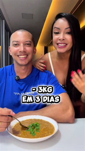 Sopa de abóbora fit, 3k em 3 dias 🔥 . Essa sopa é um sucesso entre as minhas clientes! Durante 3 dias, substitua o seu jantar por essa sopa 🍜 . Ingredientes 👇🏽 . 500 a 800g de abóbora 700g a 1kg de patinho moído Metade de uma cebola 3 dentes de alho 2 colheres de sopa de leite de coco Queijo parmesão a gosto Sal a gosto Pimenta do reino a gosto Gengibre em pó a gosto Salsa a gosto 700 a 1 litro de água . Fazer conforme está no vídeo e tomar 400ml de sopa no jantar ✨ . Um prato dessa sopa só 