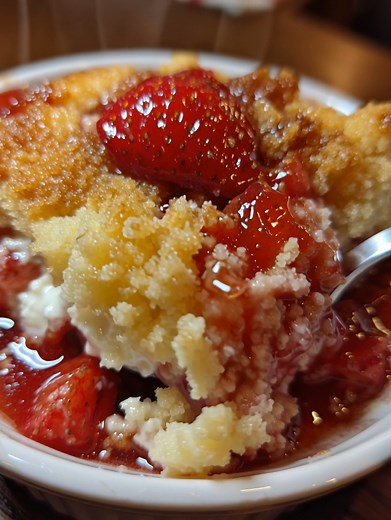 1.1K views | Strawberry Cheesecake Dump Cake Ingredients 1 can (21...